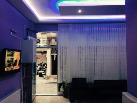 Quadruple Room, City View | Living area