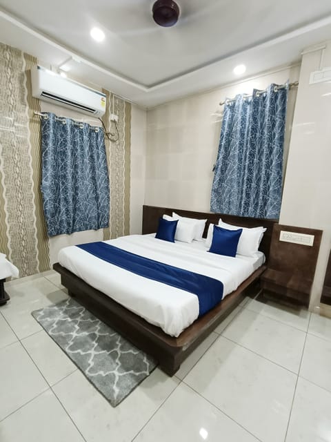 Deluxe Double Room, City View | Hypo-allergenic bedding, desk, rollaway beds, free WiFi