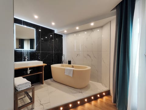 Suite Junior Havane with bath | Bathroom | Free toiletries, hair dryer, towels