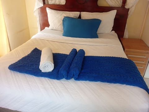 Deluxe Room, Balcony, Park View | WiFi (free), bed sheets