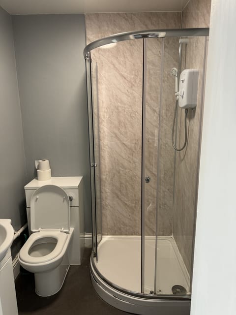 Suite, Ensuite | Bathroom | Shower, towels, soap, shampoo