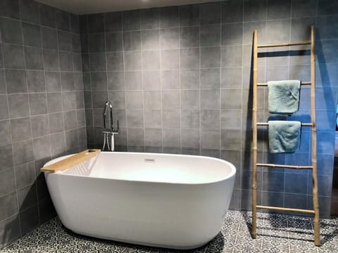 Deluxe Room, 1 Queen Bed, Private Bathroom, Garden View | Bathroom | Shower, bathrobes, towels, soap