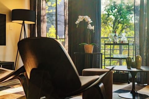 Apartment, 3 Bedrooms, Balcony, City View | Living area