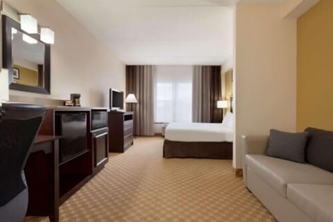 Hypo-allergenic bedding, in-room safe, desk, laptop workspace