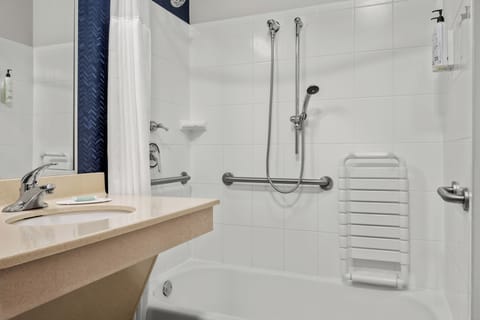 Combined shower/tub, hair dryer, towels