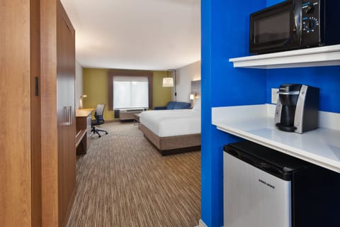 Suite, 1 King Bed (Additional Living Area) | In-room safe, desk, blackout drapes, iron/ironing board