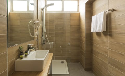 Junior Suite, Sea View | Bathroom | Shower, rainfall showerhead, hair dryer, towels