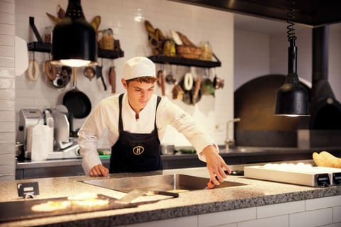 Daily full breakfast (EUR 23.50 per person)