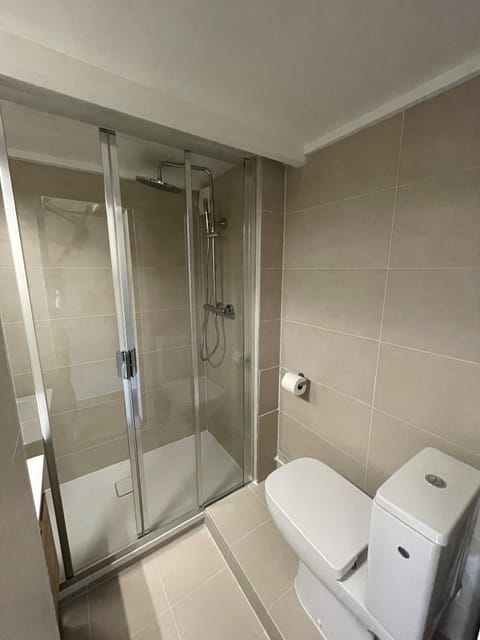 Bathtub, free toiletries, hair dryer, towels