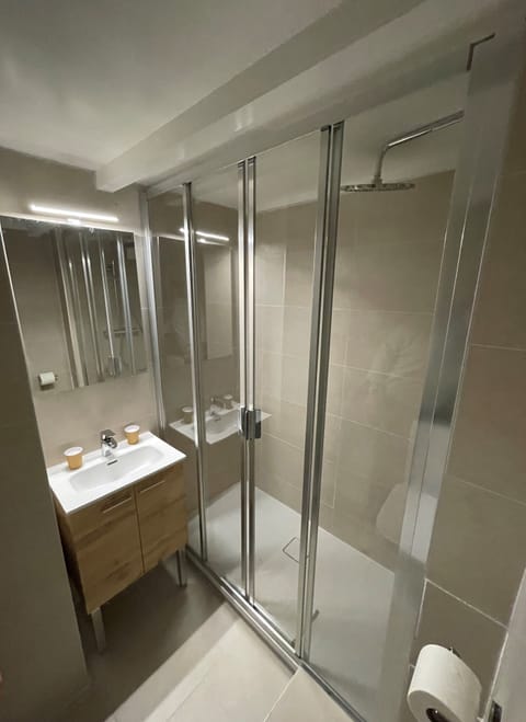 Bathtub, free toiletries, hair dryer, towels