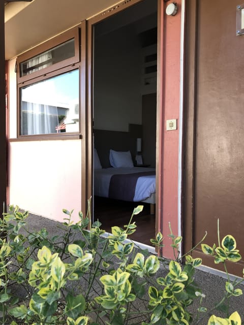 Desk, laptop workspace, soundproofing, free WiFi