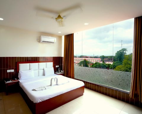 Deluxe Room, City View | Pillowtop beds, free WiFi, bed sheets, wheelchair access