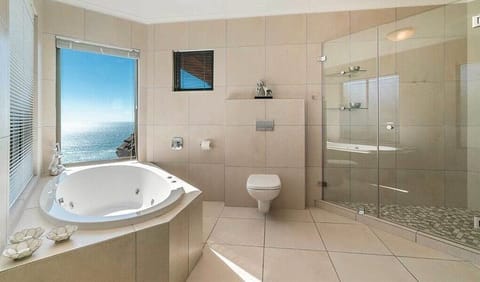 Panoramic Duplex | Bathroom | Separate tub and shower, free toiletries, hair dryer, bathrobes