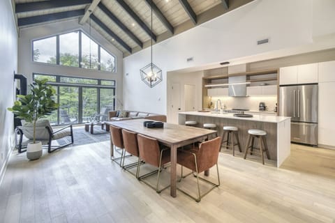 Design Condo, 3 Bedrooms, Mountain View | In-room dining