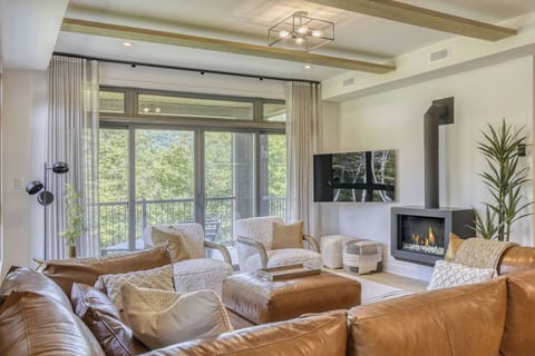 Design Condo, 3 Bedrooms, Mountain View | Living area