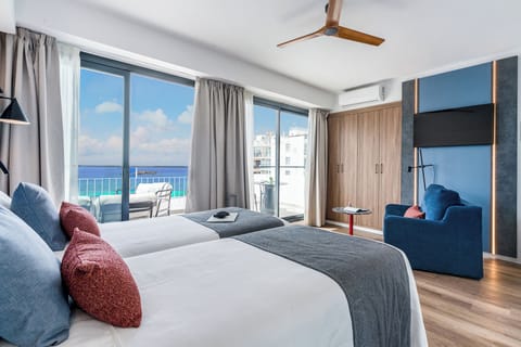 Superior Twin Room, Sea View | In-room safe, desk, blackout drapes, WiFi (free)