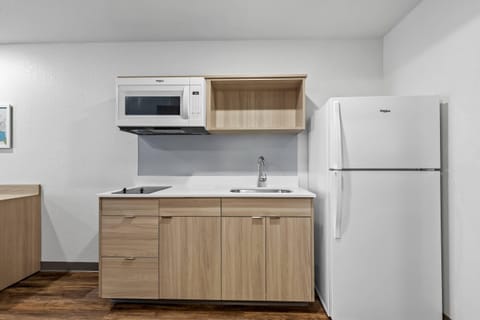 Suite, 1 King Bed, Non Smoking | Desk, free WiFi, bed sheets