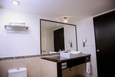 Deluxe Studio, 1 King Bed | Bathroom | Towels, soap, shampoo, toilet paper