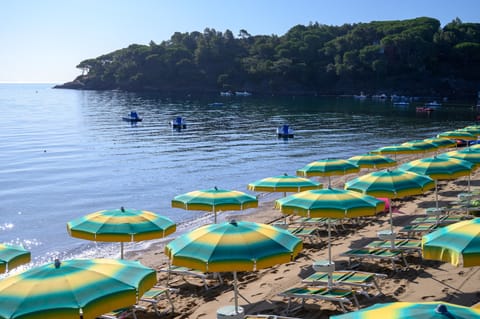 Private beach, beach umbrellas, beach bar