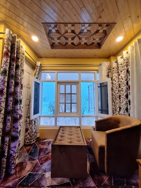 Deluxe Double Room, Mountain View | Living area