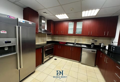 Full-size fridge, microwave, oven, stovetop