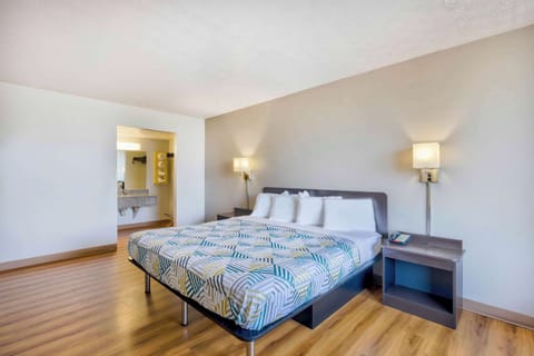 Desk, cribs/infant beds, free WiFi, bed sheets