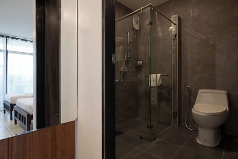 Deluxe Twin Room | Bathroom | Shower, towels, soap, shampoo