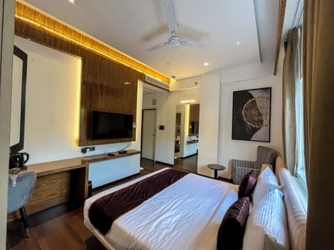 Luxury Room, City View | Desk, laptop workspace, iron/ironing board (on request), WiFi (free)