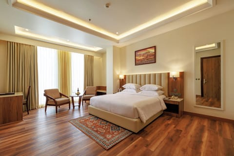 Executive Room | In-room safe, laptop workspace, blackout drapes, soundproofing