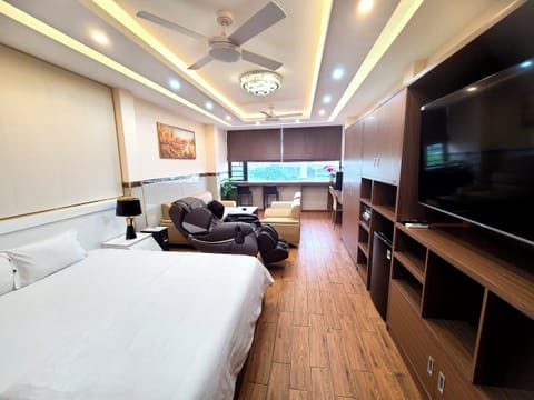 Queen Room | Desk, laptop workspace, iron/ironing board, free WiFi
