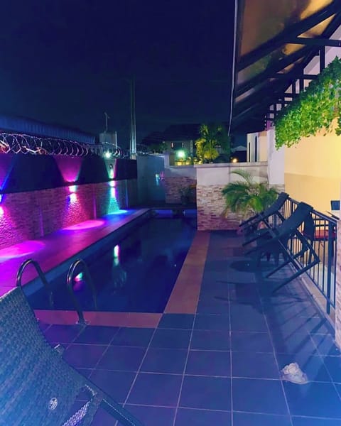 Swim-up bar