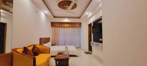 Deluxe Suite, City View | Living area