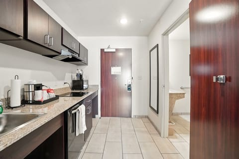 Desk, laptop workspace, iron/ironing board, free WiFi