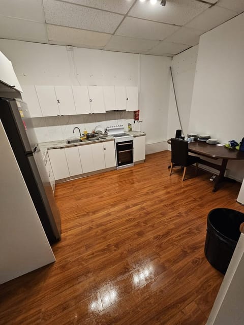 Full-size fridge, microwave, oven, stovetop