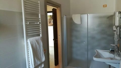 Classic Room | Bathroom | Shower, free toiletries, hair dryer, towels