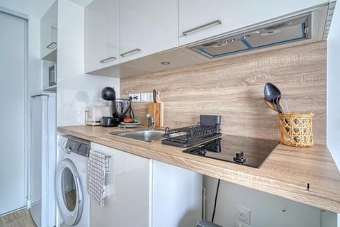 Standard Apartment | Private kitchenette | Microwave
