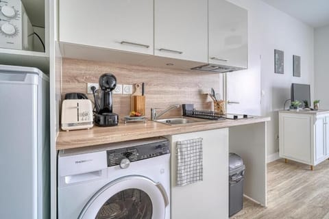 Standard Apartment | Private kitchenette | Microwave