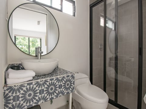 Deluxe Double Room, 1 Double Bed | Bathroom | Shower, free toiletries, hair dryer, towels