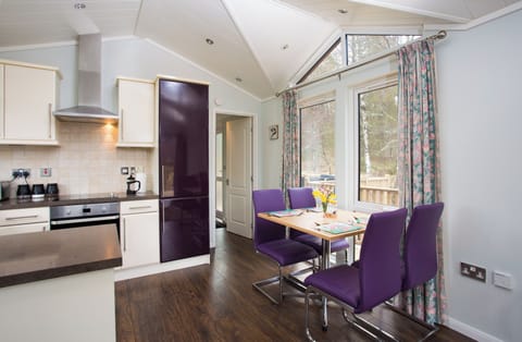 Cabin | Private kitchen | Fridge, microwave, oven, stovetop