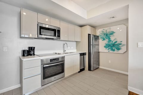 Standard Apartment, 1 King Bed with Sofa bed, Balcony, River View | Private kitchen