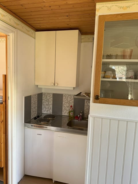 Classic Bungalow, 2 Bedrooms, Non Smoking, Courtyard View | Private kitchen | Cookware/dishes/utensils