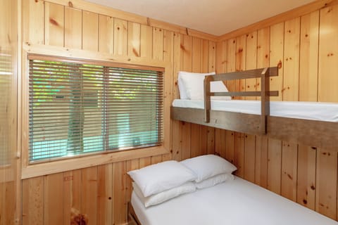 Cottage | 2 bedrooms, free WiFi, bed sheets