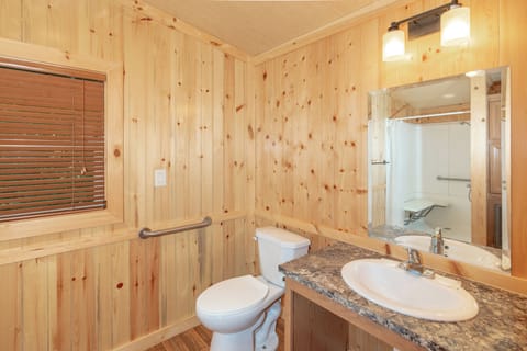 Cottage | Bathroom | Shower, free toiletries, soap, shampoo