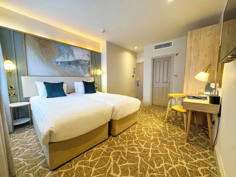 Classic King or Twin Room | In-room safe, desk, iron/ironing board, free WiFi