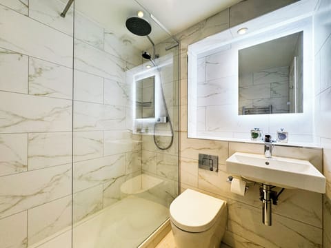 Classic King or Twin Room | Bathroom | Combined shower/tub, free toiletries, hair dryer, towels