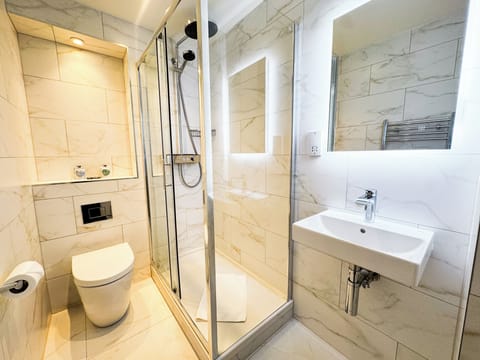 Classic King or Twin Room | Bathroom | Combined shower/tub, free toiletries, hair dryer, towels