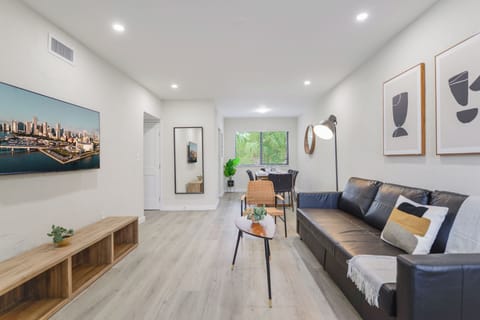 Apartment, 2 Bedrooms | Living area | 32-inch Smart TV with satellite channels