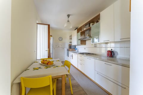House, Balcony | Private kitchen | Full-size fridge, microwave, oven, stovetop