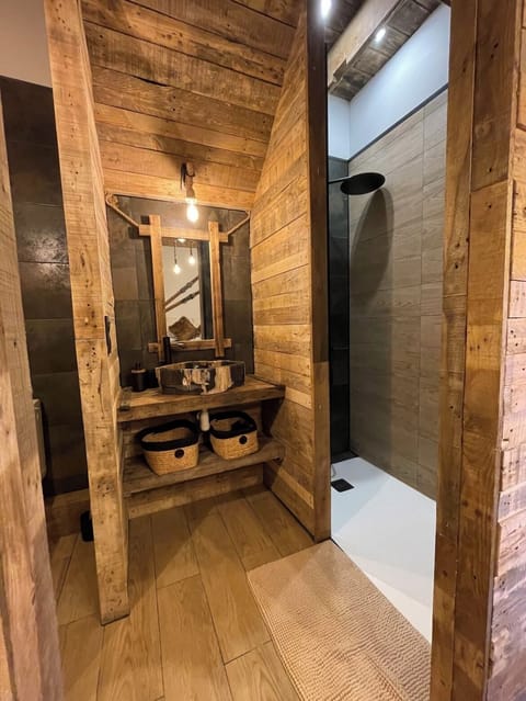 La Chaleureuse - Chambre Double Deluxe- vue jardin | Bathroom | Shower, hair dryer, towels, soap