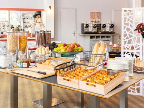 Daily buffet breakfast for a fee
